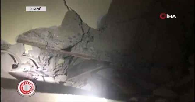 Enkaz altındaki Azize Çelik'e ulaşılma anı kamerada