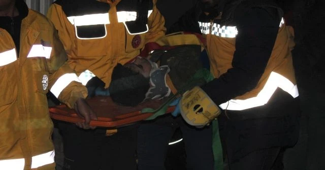 Enkazdan 5 saat sonra 12 yaşındaki çocuk sağ çıkarıldı