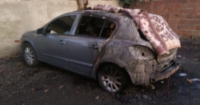 Genç kadının arabasını kundaklayan şahıs kamerada