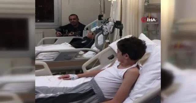 Haluk Levent verdiği sözü tuttu, hastanede minik hayranlarına konser verdi