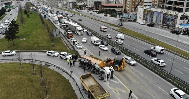 Haramidere TEM bağlantı yolunda hafriyat kamyonu devrildi