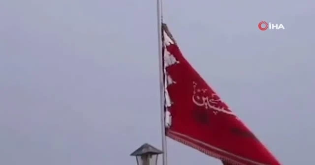 İran'da Süleymani'nin intikamı alınana kadar kırmızı bayrak göndere çekildi