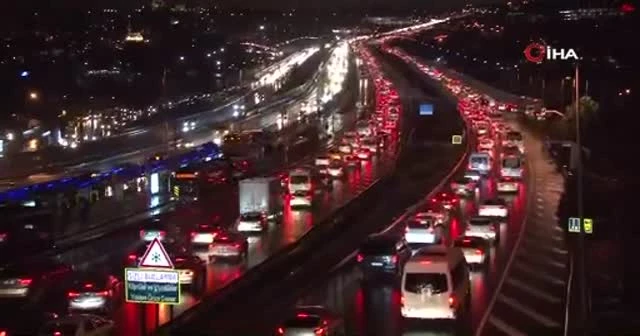 İstanbul’da yağışlı hava trafiği felç etti