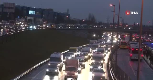 İstanbul’da yarıyıl tatili ve olumsuz hava trafiği kilitledi