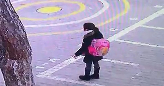 İstiklal marşını soğuk havada tek başına okudu