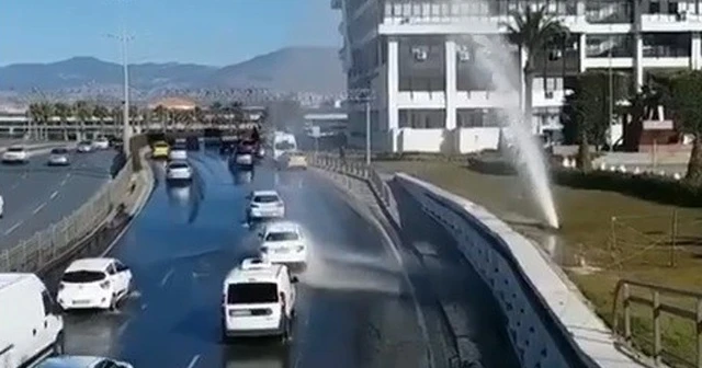 İzmir’den ilginç görüntü: Fışkıran suyu fırsat bilen sürücüler araçlarını yıkadı