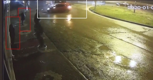 Kaldırımda servis bekleyen iki kadın ölümle burun buruna geldi