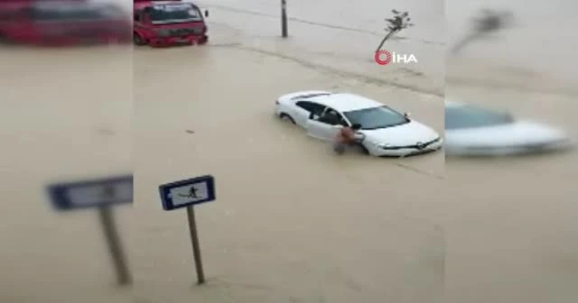 Leğenden tekne yapıp selin oluşturduğu akıntıda yüzdü