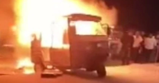 Pakistan'dan minibüs yangını: 6 ölü, 5 yaralı
