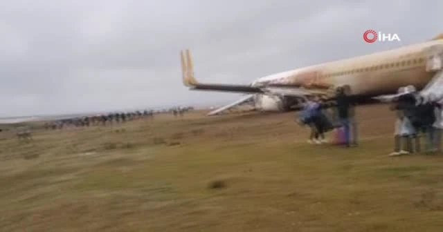 Pistten çıkan uçağın yolcuları böyle tahliye edildi