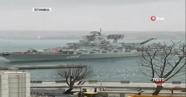 Rus savaş gemisi, İstanbul Boğazı'nda kıyıya sürüklendi