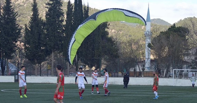 Sahaya inen yamaç paraşütçüsüne hakem kırmızı kart gösterdi