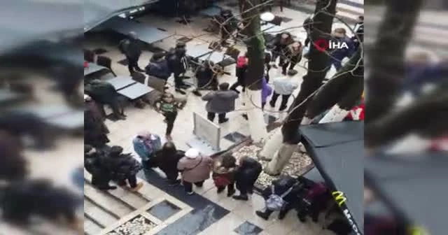 Sultanahmet’te Arap turistlerin tekme tokatlı kavgası kamerada