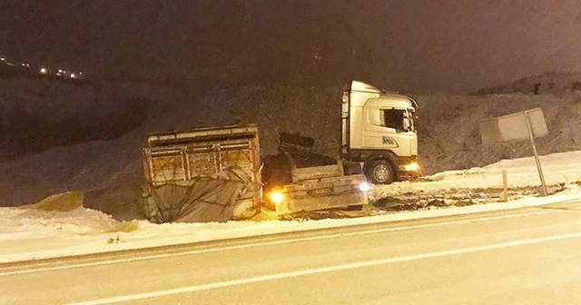 Tır karla kaplı yolda böyle savruldu