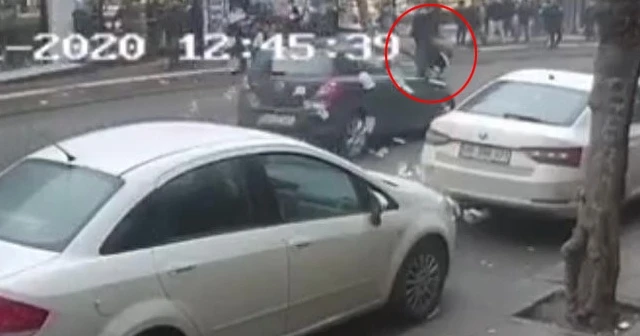 Trafik cezası yediği sırada araba çarptı