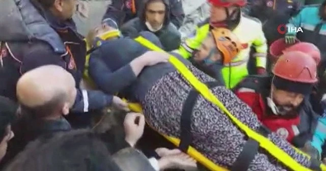 Kahraman bakan! Bakan Soylu enkaz kurtarma çalışmalarına yardım etti