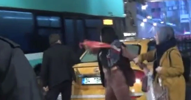 Ücreti vermeyen Romanyalı kadın turist taksiciye şemsiyeyle saldırdı