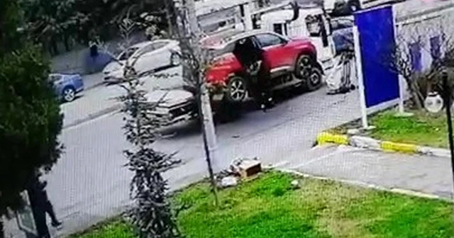 Yaşlı kadının çekicinin kaldırdığı araçtan düştüğü anlar kamerada