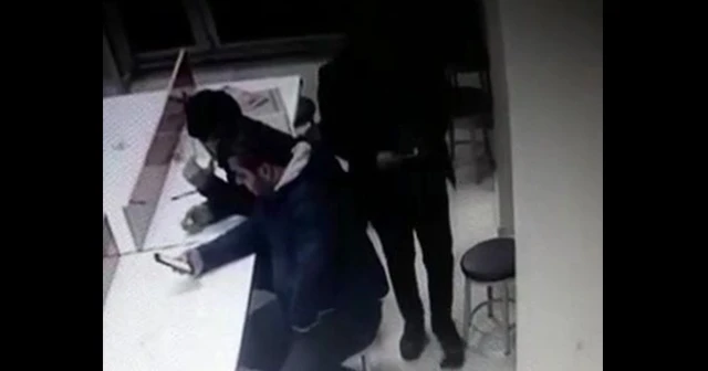 Yere düşen cüzdanı ayaklarıyla çalma çabası kamerada