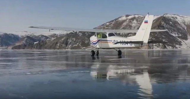 Buz tutan Baykal gölüne iniş yaptı