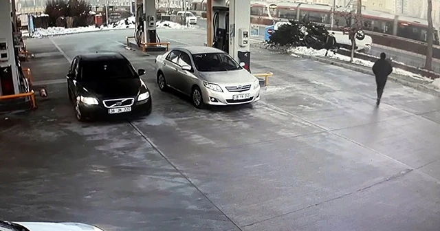 Direksiyon hakimiyeti kaybolan araç böyle takla attı