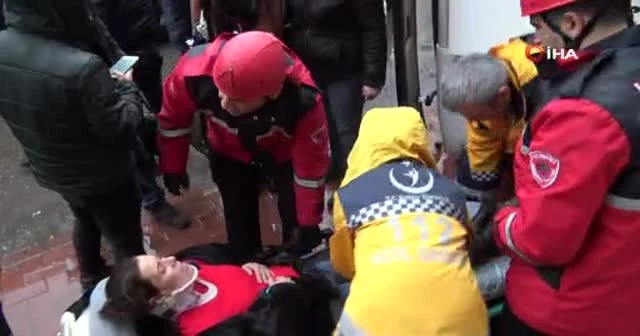 Otobüsün sürüklediği otomobil mağazaya girmekten son anda kurtuldu