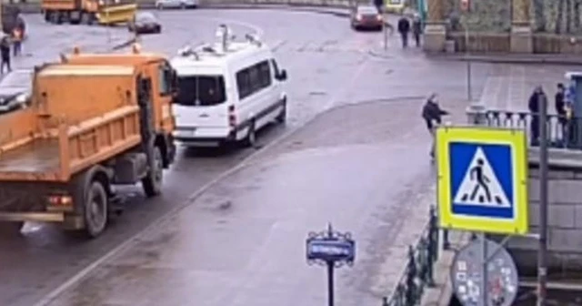 Rusya'da nehre düşen genci polis kurtardı