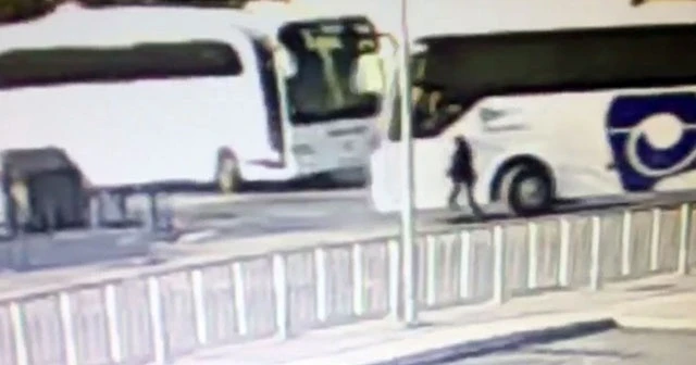 Yol verme kavgasında otobüsün altında kaldı