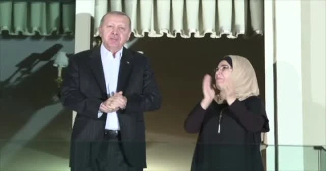 Cumhurbaşkanı Erdoğan ve eşi Emine Erdoğan'dan sağlık personeline alkış