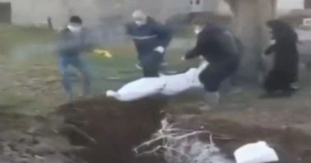 İran'da korona virüsü nedeniyle ölenler yaka paça gömülüyor