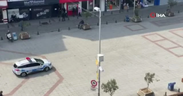 İstanbul'da polisten megafonla korona virüse karşı 'evde kalın' çağrısı