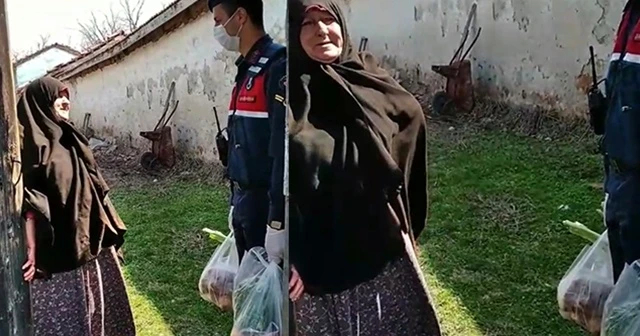 Jandarma ekiplerinin yardımı Hatice Teyze’nin gözlerini yaşarttı