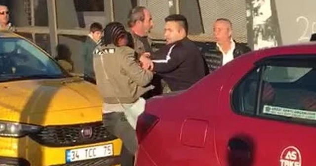 Kadın yolcu ile taksici kavgası kamerada