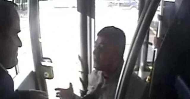 Metrobüsteki şemsiyeli saldırı!
