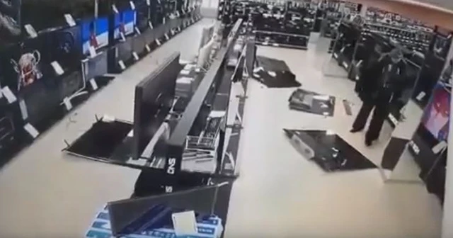 Putin'e sinirlenip çekiçle mağazadaki televizyonları kırdı