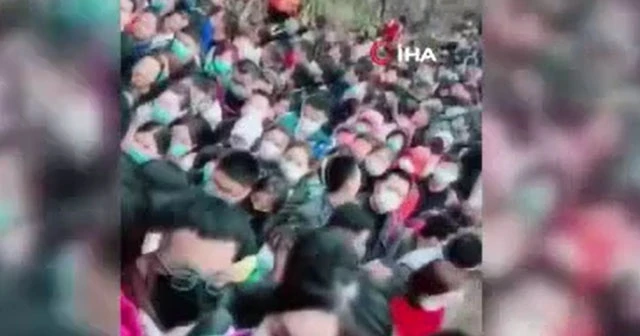 Çin’de yasaklar gevşetildi Çinliler parkalara akın etti