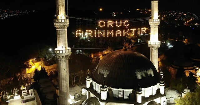 Eyüpsultan Camii'ne asılan mahyalar havadan görüntülendi