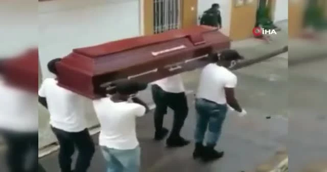 Kolombiya polisinden tabutla dans