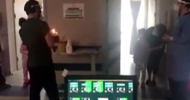 Koronavirüs hastası minik ikizlere hastanede doğum günü sürprizi