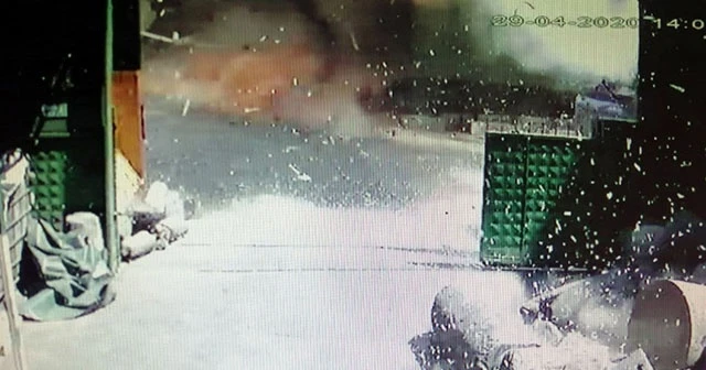 Pendik'te ham madde deposunda gerçekleşen patlama anı kamerada