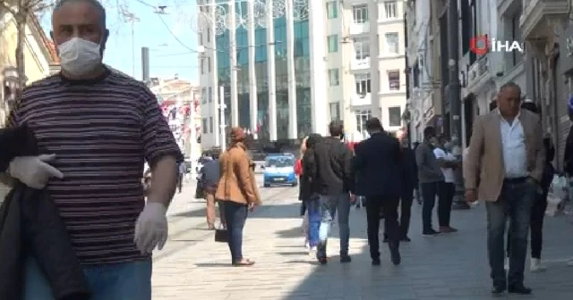 Taksim’de yunuslar maskesiz dolaşanlara göz açtırmıyor