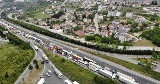 65 yaş üstü memleketlerine doğru yola çıkınca Kocaeli TEM kilitlendi