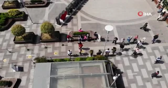 Alışveriş merkezinin önünde metrelerce kuyruk oluştu