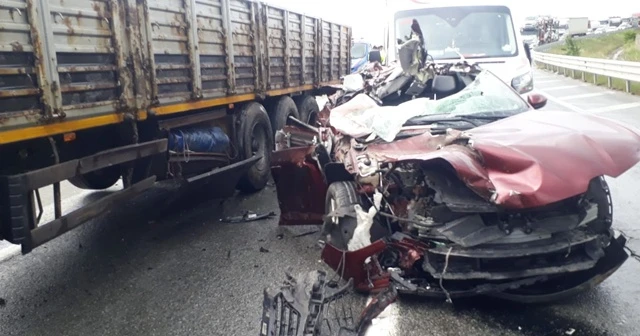 Arnavutköy'de kaza: Önce otomobile ardından billboarda çarptı