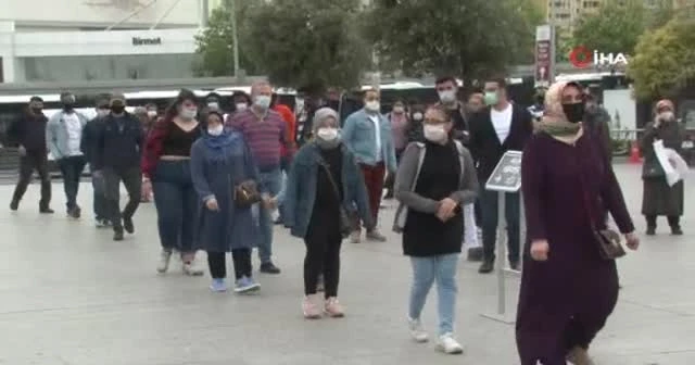 AVM’de alışveriş tutkusu ne yağmur dinledi ne de korona