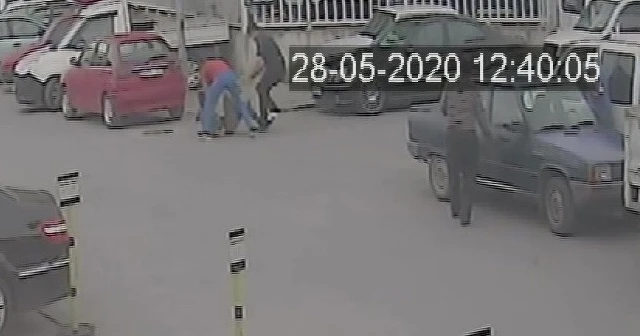 Gençler tokalaşıp, öpüştü ardından bir birlerine bıçakla saldırdı