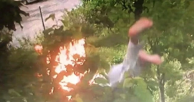 Kadının 6’ıncı kattan alev topu gibi yere düştüğü anlar kameraya yansıdı