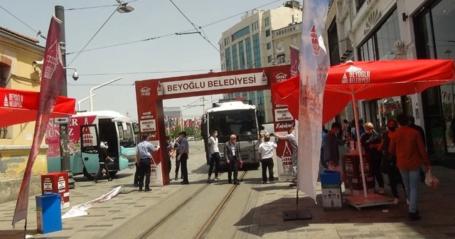 Korona virüs için konulan dev kapıyı polis otobüsü böyle devirdi