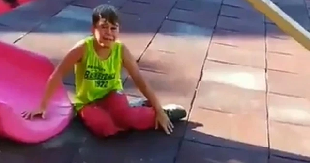 Polisten korkan çocuklar önce saklandı, sonra hatıra fotoğrafı çektirdi