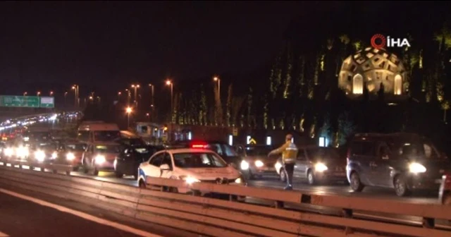 Sokağa çıkma kısıtlaması sonrası 15 Temmuz Şehitler Köprüsü'nde trafik yoğunluğu